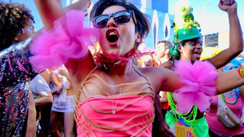 Foliões fantasiados no Carnaval de Belo Horizonte